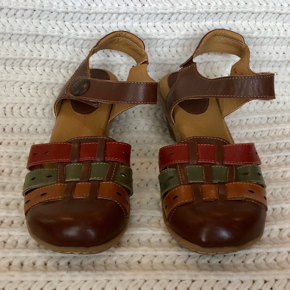 Soft Spot Shelly Diamond Cutout Sandals